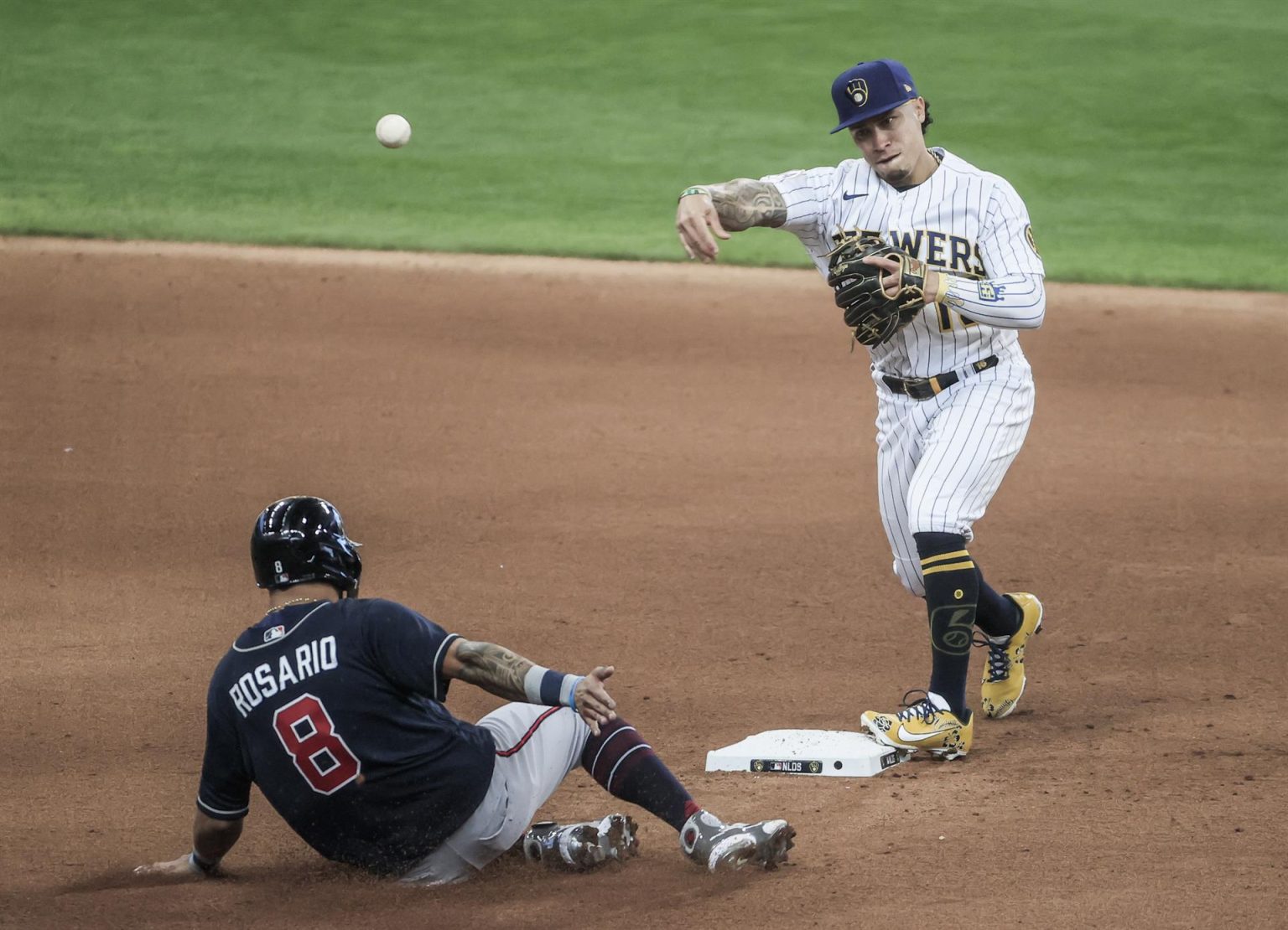 El segunda base de los Milwaukee Brewers Kolten Wong (D), en una fotografía de archivo. EFE/EPA/Tannen Maury