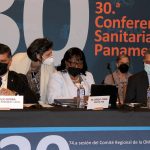 Desde la izquierda, el ministro de Salud Pública y Bienestar Social de Paraguay y presidente saliente de la Conferencia Sanitaria Panamericana (CSP29), Julio Borba; la directora de la Organización Panamericana de la Salud (OPS), Carissa Etienne, y el secretario de Salud y Servicios Humanos de los Estados Unidos, Xavier Becerra, participan en la inauguración de la 30ª Conferencia Sanitaria Panamericana hoy, en Washington (EE.UU.). EFE/Octavio Guzmán