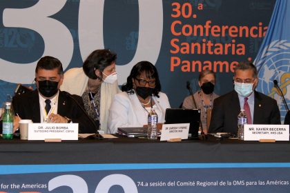 Desde la izquierda, el ministro de Salud Pública y Bienestar Social de Paraguay y presidente saliente de la Conferencia Sanitaria Panamericana (CSP29), Julio Borba; la directora de la Organización Panamericana de la Salud (OPS), Carissa Etienne, y el secretario de Salud y Servicios Humanos de los Estados Unidos, Xavier Becerra, participan en la inauguración de la 30ª Conferencia Sanitaria Panamericana hoy, en Washington (EE.UU.). EFE/Octavio Guzmán