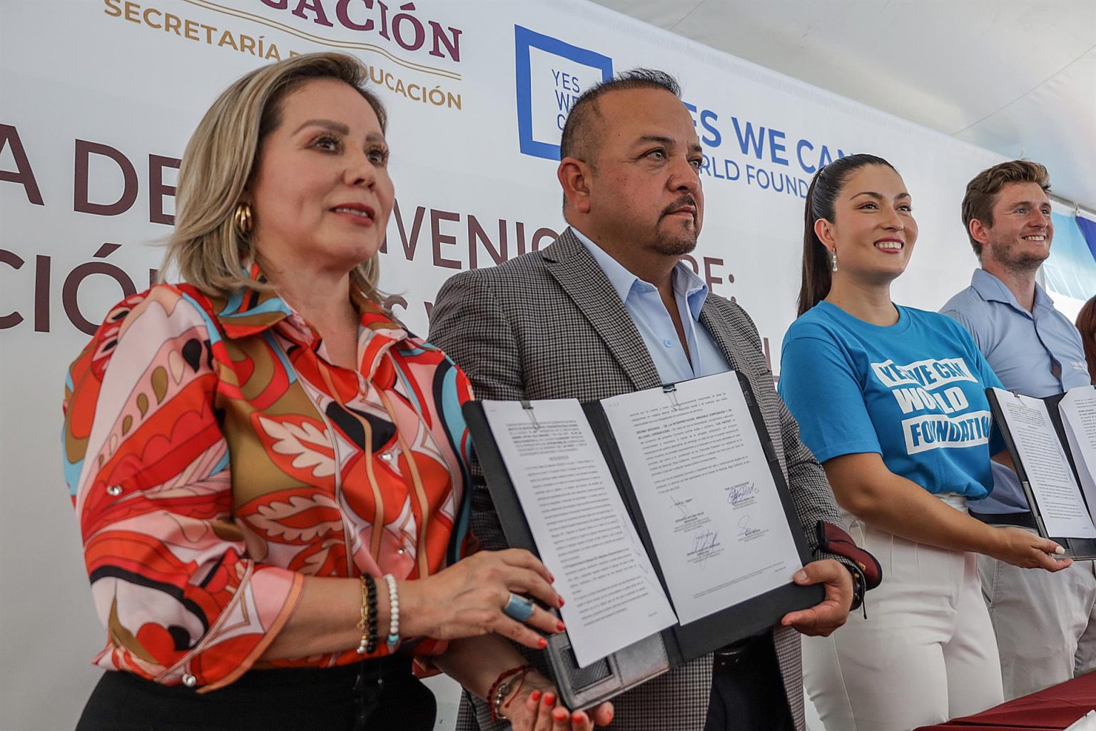 La coordinadora estatal de albergues en Baja California, Guadalupe Reynoso (I) y la directora de la fundación Yes We Can, Estefanía Rebellón (2-d) participan en un acto protocolario hoy, en Tijuana, Baja California (México). EFE/Joebeth Terriquez