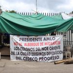 Un grupo de personas se manifiestan frente al “Albergue temporal para familias en movilidad La Perla del Soconusco”, el 17 de septiembre de 2022, en la ciudad de Tapachula, en Chiapas (México). EFE/ Juan Manuel Blanco