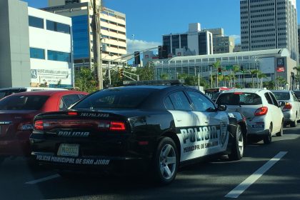 Fotografía de archivo de un carro de policía en San Juan (Puerto Rico). EFE/Jorge Muñiz