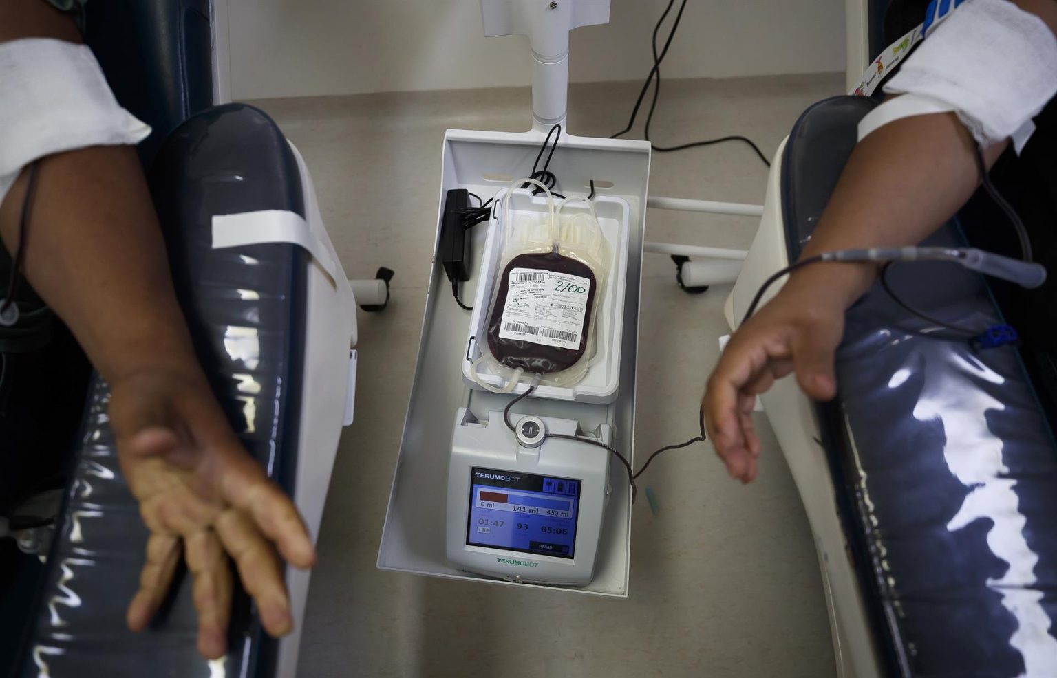 Personas donan sangre en un hospital el 13 de junio de 2022 en la Ciudad de México (México). EFE/José Méndez