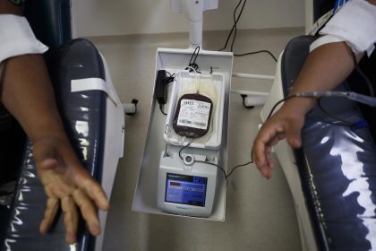 Personas donan sangre en un hospital el 13 de junio de 2022 en la Ciudad de México (México). EFE/José Méndez