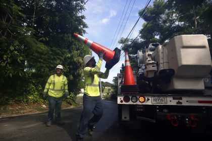 Empleados de Luma Energy, empresa encargada de la transmisión y distribución de la electricidad, intentan arreglar las líneas eléctricas dañadas por el paso del huracán Fiona en Puerto Rico. EFE/Thais Llorca