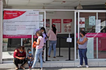 Fotografía de archivo que muestra a habitantes de la comunidad de Acatlán de Osorio haciendo fila en una casa de cambio en el estado de Puebla (México). EFE/Hilda Ríos