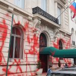 Fotografía de la fachada del consulado de Rusia vandalizada con pintura roja, hoy, en Nueva York (Estados Unidos). EFE/ Jorge Fuentelsaz