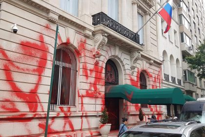 Fotografía de la fachada del consulado de Rusia vandalizada con pintura roja, hoy, en Nueva York (Estados Unidos). EFE/ Jorge Fuentelsaz