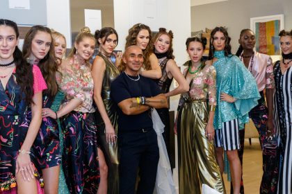 Fotografía cedida por Matt Martini donde aparece el diseñador colombiano Raúl Peñaranda mientras posa junto a sus modelos al final de un desfile celebrado la noche del 8 de agosto de 2022 en Nueva York. EFE/Matt Martini/Imaginary Wave /SOLO USO EDITORIAL /NO VENTAS /SOLO DISPONIBLE PARA ILUSTRAR LA NOTICIA QUE ACOMPAÑA /CRÉDITO OBLIGATORIO