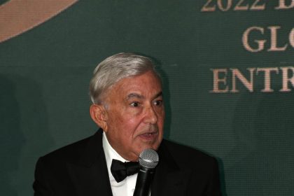 El empresario venezolano Gustavo Cisneros habla durante la recepción del Premio Babson-Camus Global Family Entrepreneurship, el lunes 19 de septiembre de 2022 en Miami, Florida (EE.UU). EFE/Marlon Pacheco