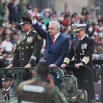 El presidente de México, Andrés Manuel López Obrador (c), acompañado del secretario de la defensa Nacional (Sedena), Luis Cresencio Sandoval (i), y del secretario de Marina, Rafael Ojeda (d), pasan revista hoy viernes, en la capital mexicana, en conmemoración de los 212 años de Independencia de México. EFE/Sáshenka Gutiérrez