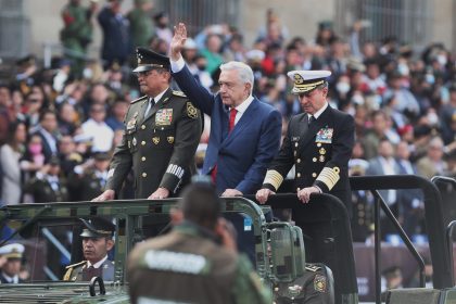 El presidente de México, Andrés Manuel López Obrador (c), acompañado del secretario de la defensa Nacional (Sedena), Luis Cresencio Sandoval (i), y del secretario de Marina, Rafael Ojeda (d), pasan revista hoy viernes, en la capital mexicana, en conmemoración de los 212 años de Independencia de México. EFE/Sáshenka Gutiérrez