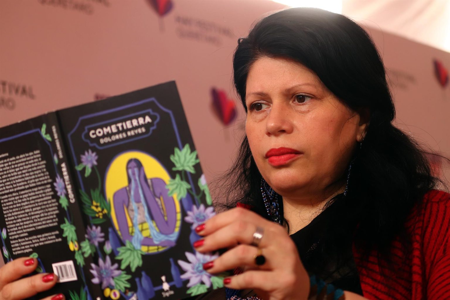 La escritora argentina Dolores Reyes posa con su libro "Cometierra"  durante una entrevista con Efe, el 3 de septiembre de 2022, en Querétaro (México). EFE/ Sergio Adrián Ángeles