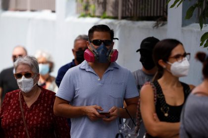 Varias personas usan mascarillas en Puerto Rico. Fotografía de archivo. EFE/Thais Llorca