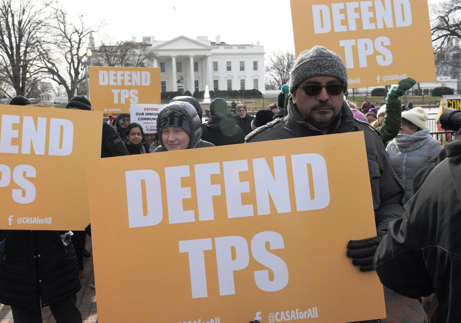 Fotografía de archivo fechada el 8 de enero de 2018 donde aparecen unas personas mientras defienden el Estatus de Protección Temporal (TPS) durante una protesta frente a la Cas Blanca en Washington. Lucía tuvo que manejar sola al hospital cuando sintió las primeras contracciones. EFE/Iván Mejía