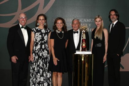 El presidente de la universidad Babson, Stephen Spinelli (i); Lauri Union (3i), directiva del Instituto Bertarelli para el Emprendimiento Familiar de Babson; el director de Camus Cognac, Cyril Camus (d), y su esposa Alexa (2d), posan junto al empresario venezolano Gustavo Cisneros (3d), y su hija Adriana (2i), este 19 de septiembre de 2022. EFE/Marlon Pacheco