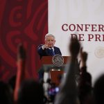 El presidente de México, Andrés Manuel López Obrador, participa hoy durante una rueda de prensa matutina en Palacio Nacional de Ciudad de México (México). EFE/José Méndez