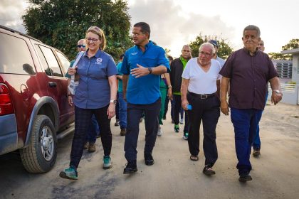 Fotografía cedida por La Fortaleza, sede del ejecutivo de Puerto Rico, donde aparece el gobernador Pedro Pierluisi (2i) acompañado por la administradora de la Agencia Federal de Gestión de Emergencias (FEMA), Deanne Criswell (i), y el alcalde de Jayuya, Jorge González Otero (d). EFE/La Fortaleza /SOLO USO EDITORIAL /NO VENTAS /SOLO DISPONIBLE PARA ILUSTRAR LA NOTICIA QUE ACOMPAÑA /CRÉDITO OBLIGATORIO