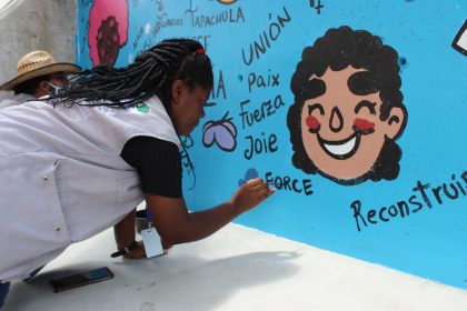 Una migrante psicóloga haitiana pinta hoy, un mural en una antigua instalación de ferrocarriles donde se ha edificado un Centro de Desarrollo Comunitario (CEDECO) en la ciudad de Tapachula, en el estado de Chiapas (México). EFE/Juan Manuel Blanco