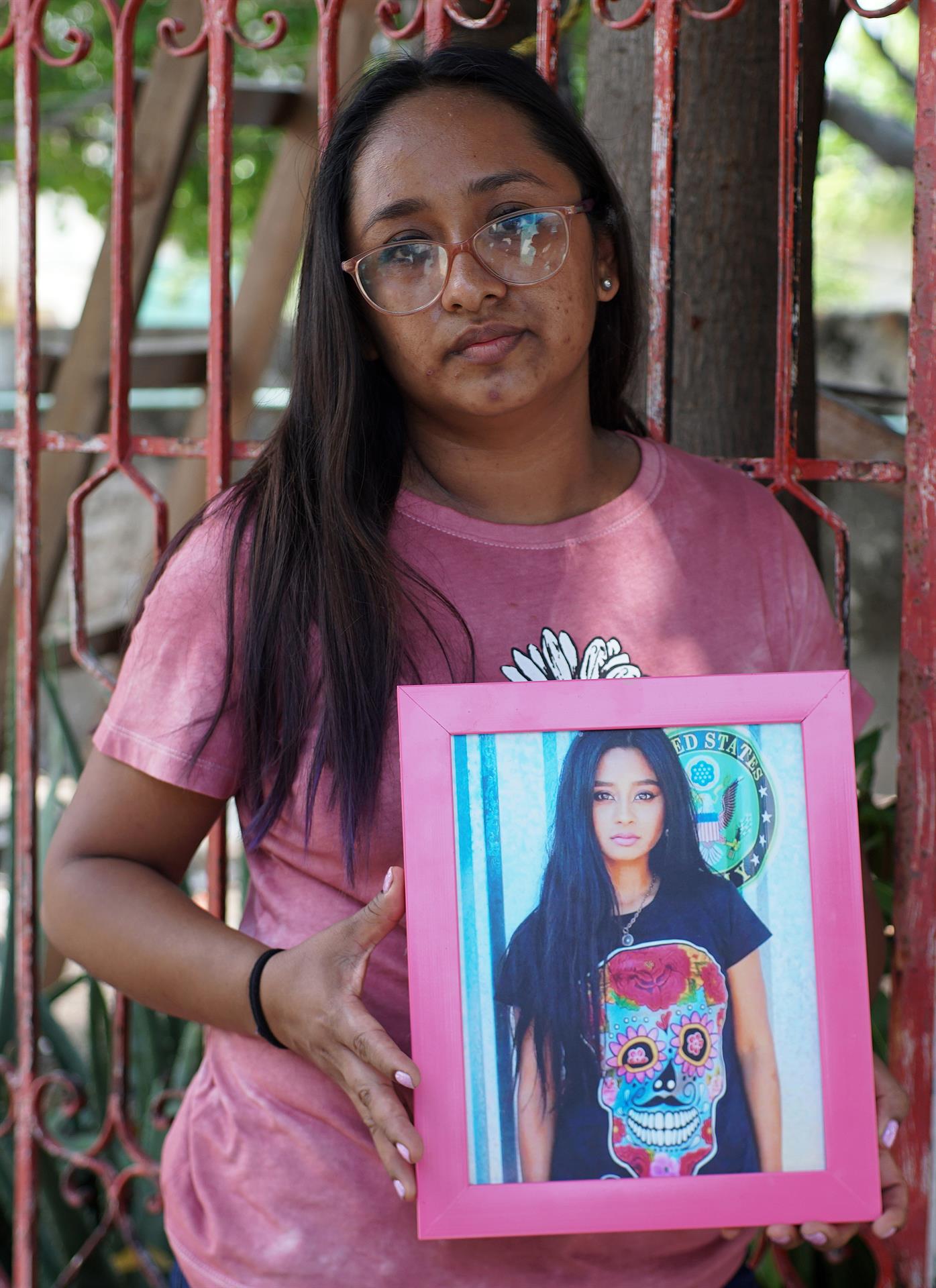 Margarita Hay Urrutia, posa con un retrato de su hermana Abigail, el 24 de agosto de 2022, en el municipio de Salina Cruz Oaxaca (México). EFE/Daniel Ricardez