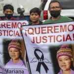 Familiares de la niña de 4 años Heidi Mariana se manifiestan frente al Palacio Nacional, en Ciudad de México (México). EFE/ Isaac Esquivel