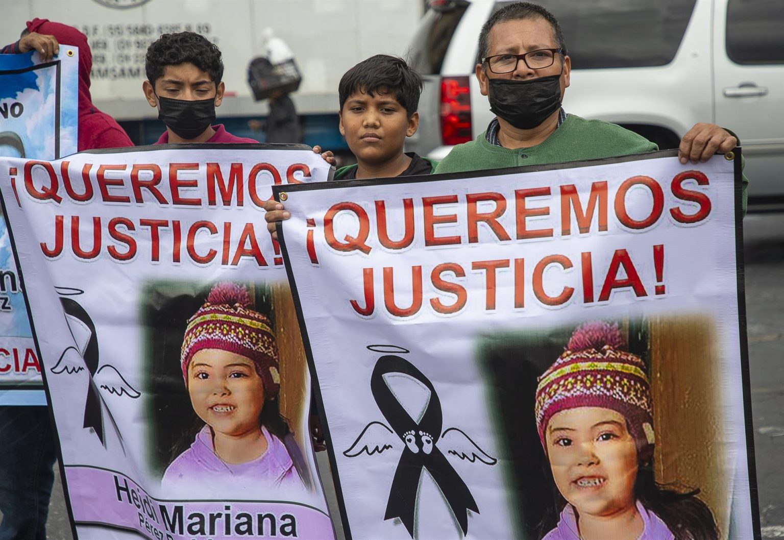 Familiares de la niña de 4 años Heidi Mariana se manifiestan frente al Palacio Nacional, en Ciudad de México (México). EFE/ Isaac Esquivel