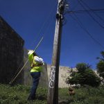 Fotografía de archivo de un trabajador de Luma Energy que observa un poste eléctrico el pasado 7 de septiembre de 2022 en una calle de San Juan, Puerto Rico. EFE/Thais Llorca