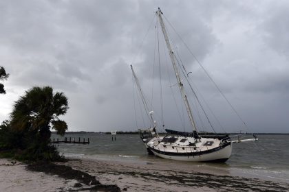 Vista de un velero que fue llevado a la costa después de perder su amarre por los fuertes vientos en el South Causeway Park en Fort Pierce, Florida (Estados Unidos). Imagen de archivo. EFE/ Jim Rassol