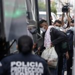Personas migrantes suben a un autobús de pasajeros hoy, tras ser detenidos por personal del Instituto Nacional de Migración (INM) sobre la autopista en el estado de Puebla (México). EFE/ Hilda Ríos