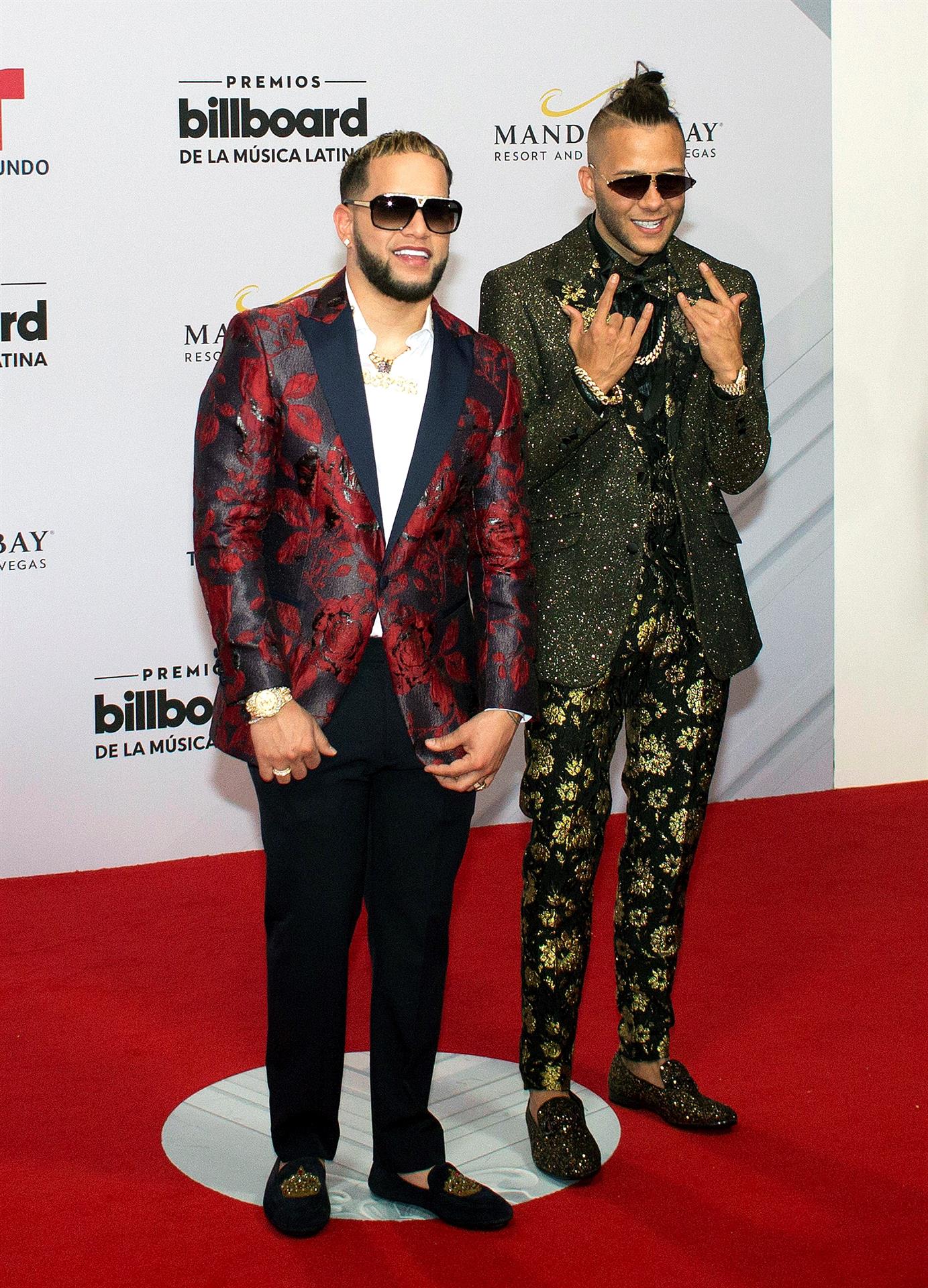 Fotografía de archivo de los artistas Nio García (i) y Casper El Mágico (d) a su llegada a la alfombra roja de los Premios Billboard de la Música Latina 2019 este jueves en el Mandalay Bay Events Center en Las Vegas, Nevada (EE.UU.). EFE/Armando Arorizo