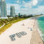 Fotografía cedida por la Florida International University (FIU) donde se aprecia a unas personas mientras forman la sigla FIU con unas sombrillas como celebración de los 50 años de esta universidad pública el sábado 10 de septiembre en la playa de Miami Beach, Florida (EE. UU). EFE/FIU /SOLO USO EDITORIAL/NO VENTAS/SOLO DISPONIBLE PARA ILUSTRAR LA NOTICIA QUE ACOMPAÑA/CRÉDITO OBLIGATORIO