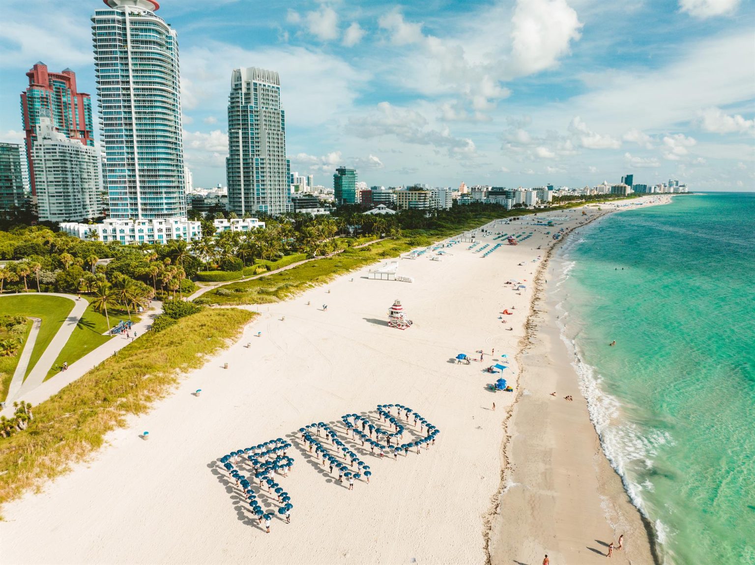 Fotografía cedida por la Florida International University (FIU) donde se aprecia a unas personas mientras forman la sigla FIU con unas sombrillas como celebración de los 50 años de esta universidad pública el sábado 10 de septiembre en la playa de Miami Beach, Florida (EE. UU). EFE/FIU /SOLO USO EDITORIAL/NO VENTAS/SOLO DISPONIBLE PARA ILUSTRAR LA NOTICIA QUE ACOMPAÑA/CRÉDITO OBLIGATORIO