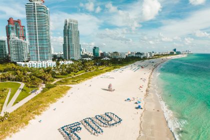 Fotografía cedida por la Florida International University (FIU) donde se aprecia a unas personas mientras forman la sigla FIU con unas sombrillas como celebración de los 50 años de esta universidad pública el sábado 10 de septiembre en la playa de Miami Beach, Florida (EE. UU). EFE/FIU /SOLO USO EDITORIAL/NO VENTAS/SOLO DISPONIBLE PARA ILUSTRAR LA NOTICIA QUE ACOMPAÑA/CRÉDITO OBLIGATORIO