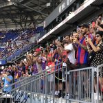 Fotografía de archivo de aficionados del Barcelona tomando fotografías al interior del estadio Red Bull Arena de Nueva Jersey previo al inicio del partido amistoso entre el club español Barcelona FC y el estadounidense de la MLS New York Red Bulls, en Harrison, New Jersey (EE.UU.). EFE/ Javier Otazu