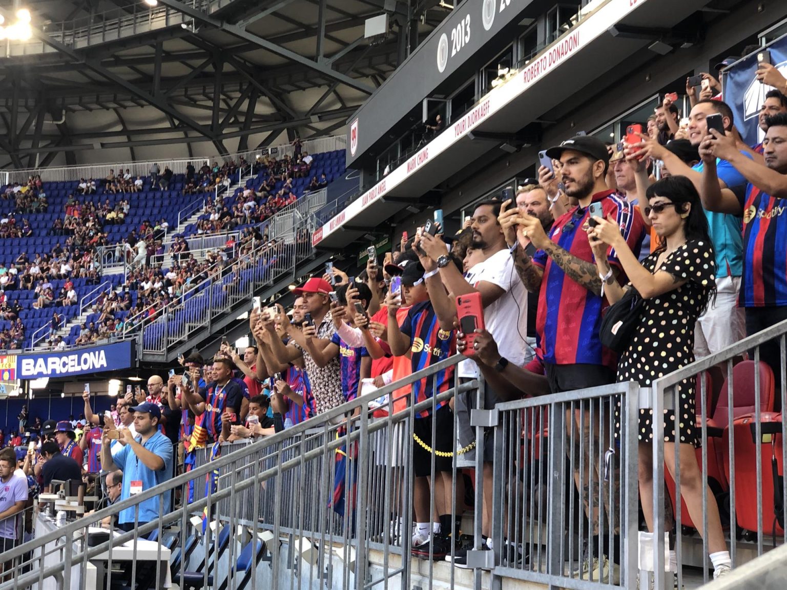 Fotografía de archivo de aficionados del Barcelona tomando fotografías al interior del estadio Red Bull Arena de Nueva Jersey previo al inicio del partido amistoso entre el club español Barcelona FC y el estadounidense de la MLS New York Red Bulls, en Harrison, New Jersey (EE.UU.). EFE/ Javier Otazu