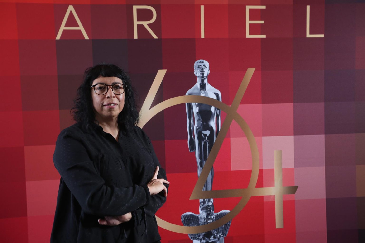 La directora de cine salvadoreña Tatiana Hueso, posa hoy durante la toma de la fotografía oficial de los nominados de la edición 64 de la ceremonia  del Ariel en la Ciudad de México. EFE/ Sáshenka Gutiérrez