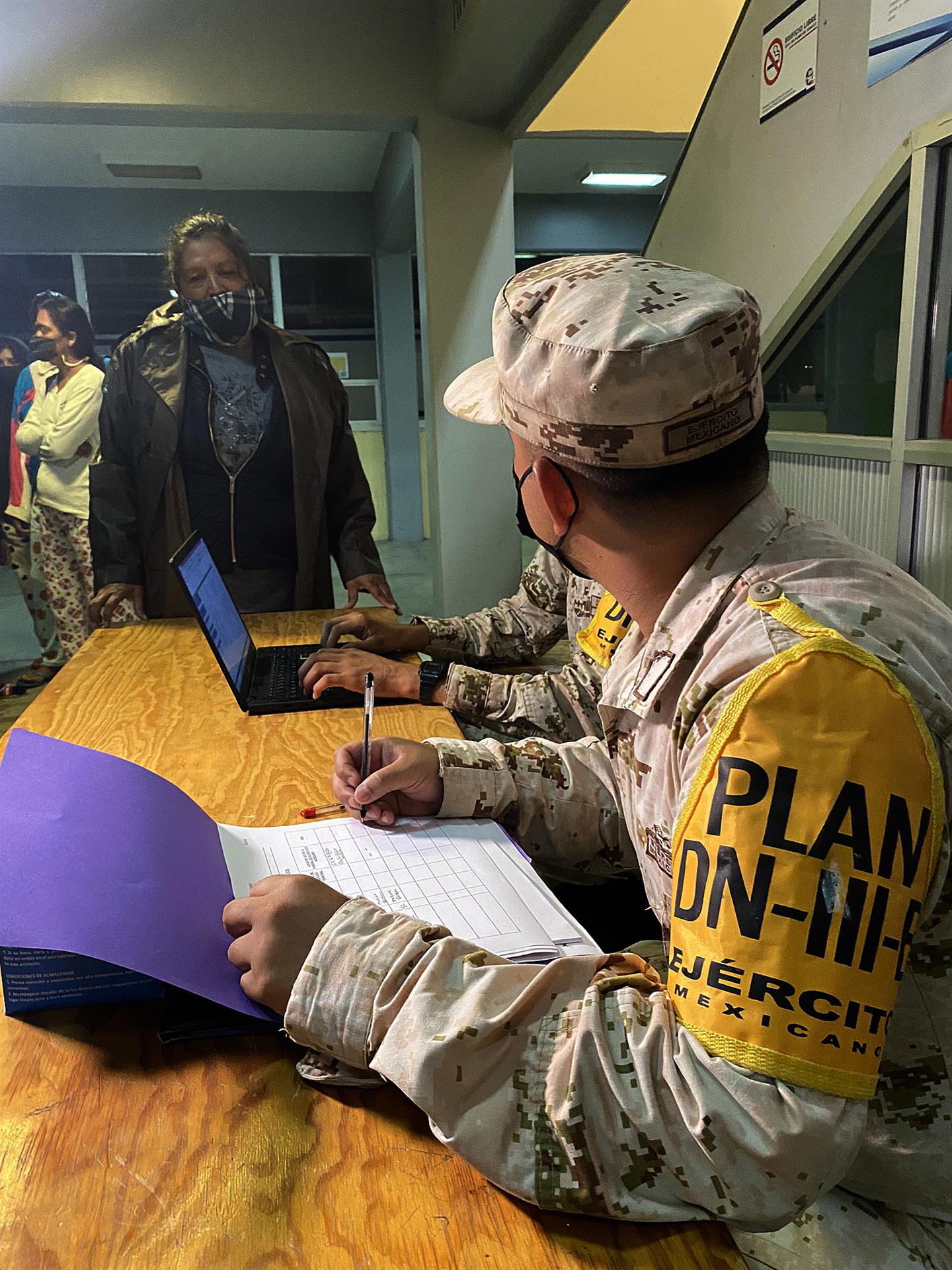 Personal de Ejército Mexicano atiende en albergues a ciudadanos, ante la proximidad del huracán Kay hoy, en la ciudad de La Paz, en el estado de Baja California (México). EFE/Mahatma Fong