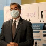 El secretario de Salud y Servicios Humanos, Xavier Becerra, visita un centro de vacunación hoy, en Washington (Estados Unidos). EFE/ Octavio Guzmán