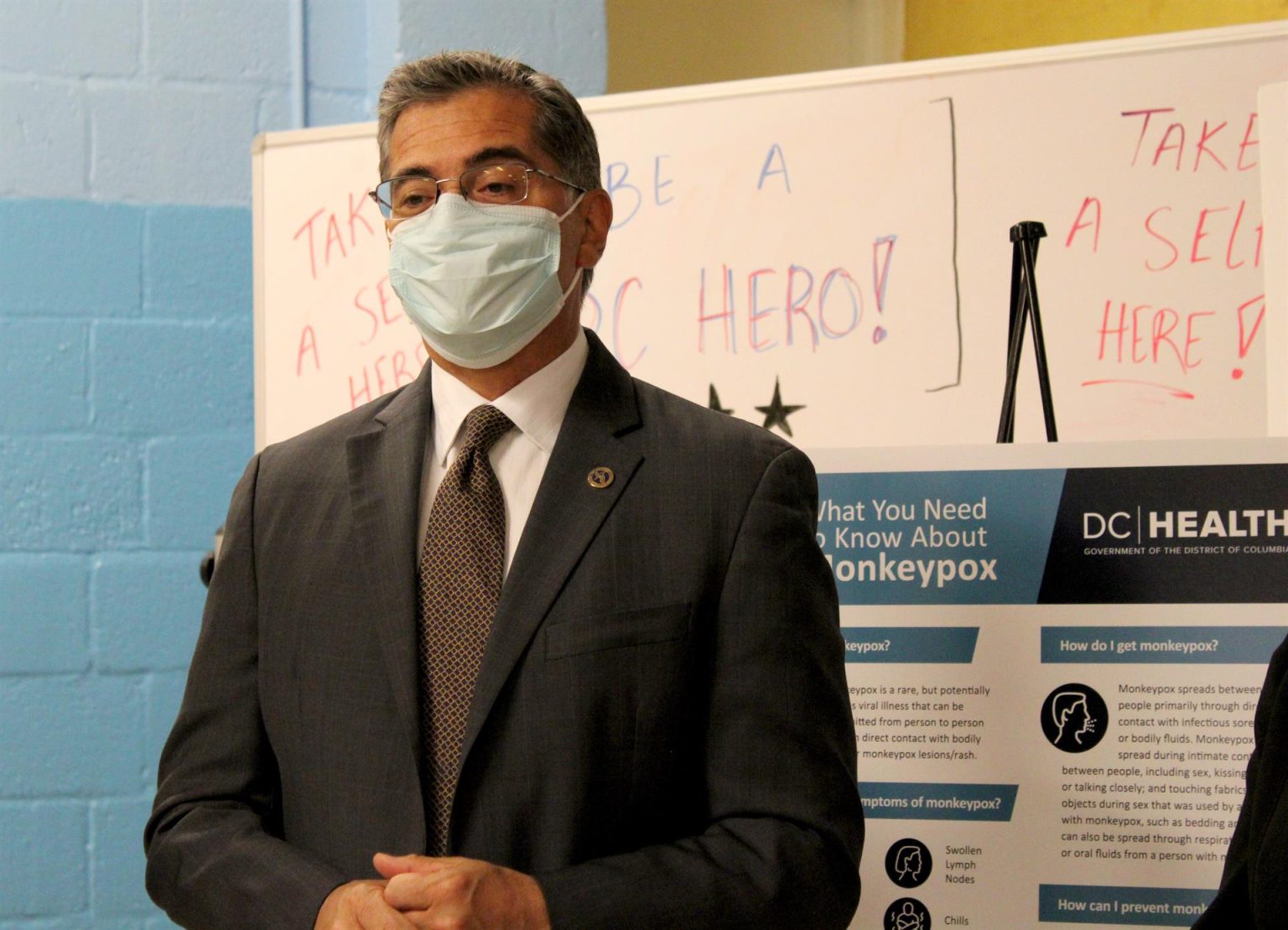 El secretario de Salud y Servicios Humanos, Xavier Becerra, visita un centro de vacunación hoy, en Washington (Estados Unidos). EFE/ Octavio Guzmán