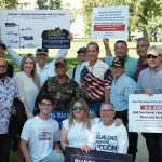 Keren Riquelme (3-i), miembro del Senado de Puerto Rico, posa en medio de un grupo de puertorriqueños durante su participación en una marcha para pedir una votación que apoya convertir a la isla en estado número 51 de EE.UU. celebrada hoy en Washington. EFE/Jorge Dastis