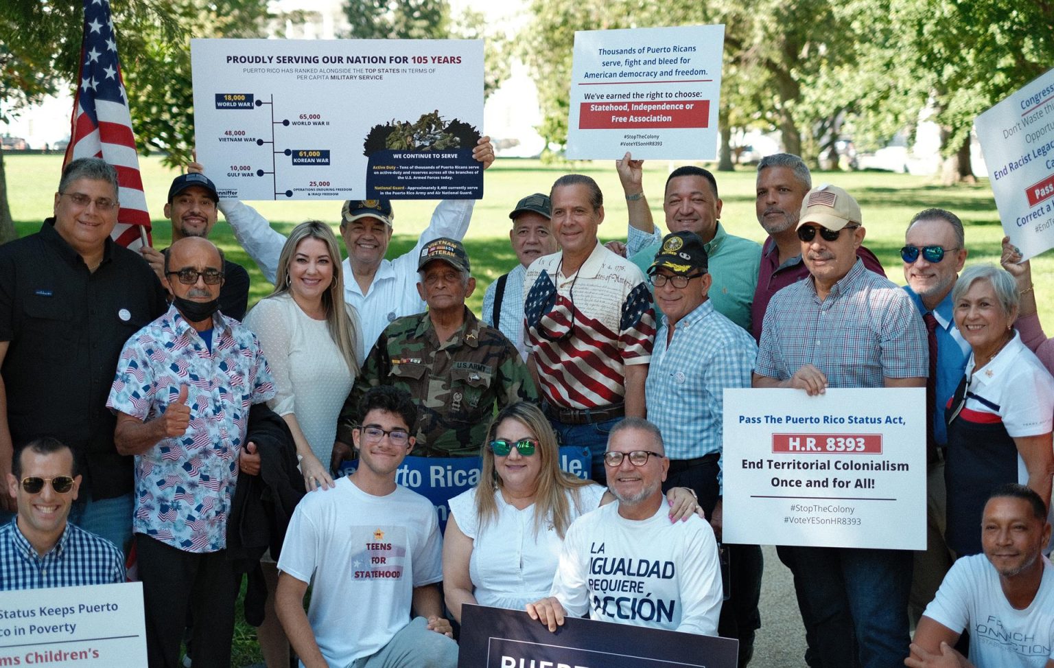 Keren Riquelme (3-i), miembro del Senado de Puerto Rico, posa en medio de un grupo de puertorriqueños durante su participación en una marcha para pedir una votación que apoya convertir a la isla en estado número 51 de EE.UU. celebrada hoy en Washington. EFE/Jorge Dastis