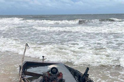 Fotografía cedida por el jefe del sector de Miami de la Patrulla Fronteriza (USBP Chief MIP), Walter N. Slosar, donde se muestra una embarcación en la que se detuvo a 7 inmigrantes cubanos junto a la playa de Pompano Beach, Florida (Estados Unidos). EFE/ Walter N. Slosar / USBP Chief MIP/ SOLO USO EDITORIAL/ SOLO DISPONIBLE PARA ILUSTRAR LA NOTICIA QUE ACOMPAÑA (CRÉDITO OBLIGATORIO)