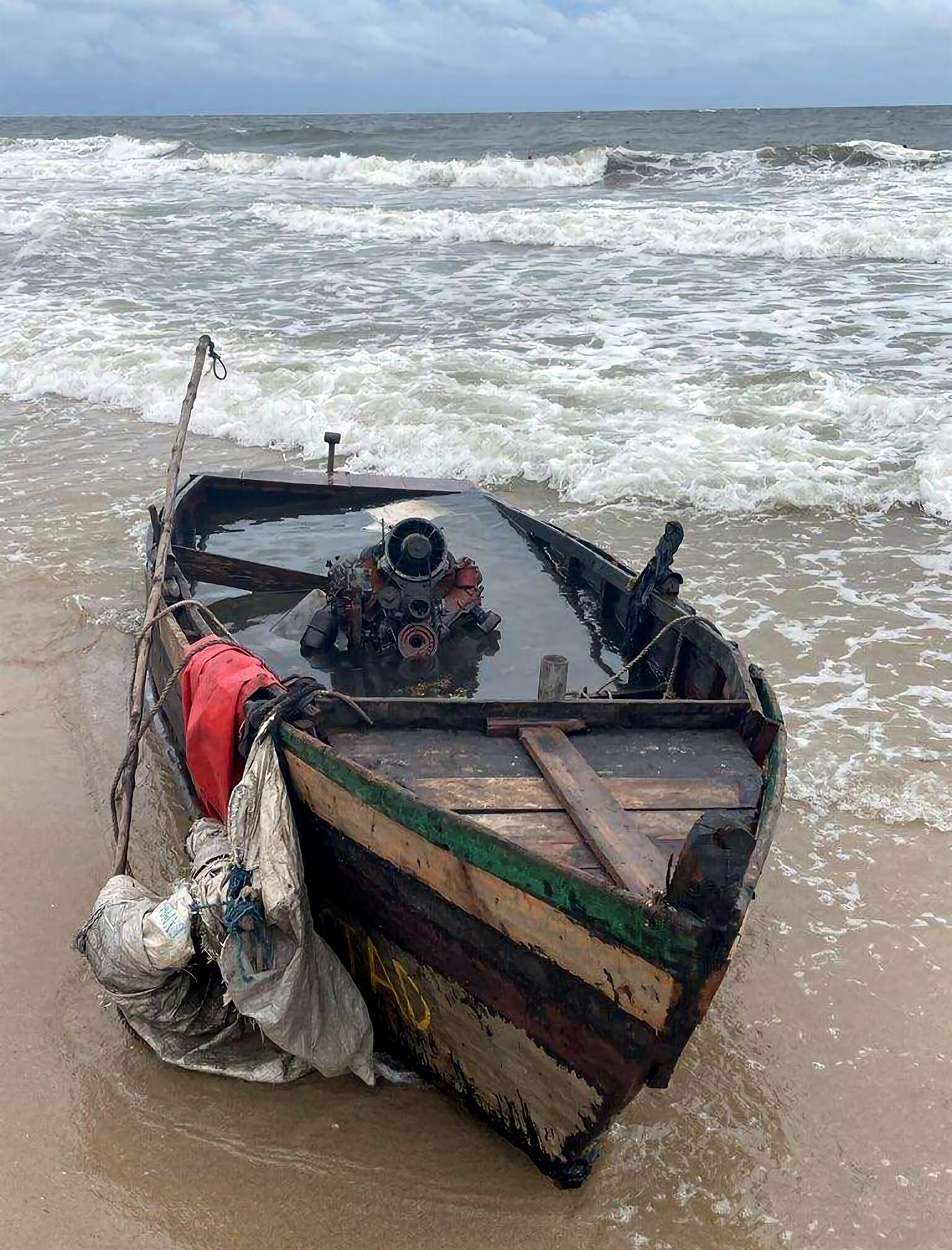 Fotografía cedida por el jefe del sector de Miami de la Patrulla Fronteriza (USBP Chief MIP), Walter N. Slosar, donde se muestra una embarcación en la que se detuvo a 7 inmigrantes cubanos junto a la playa de Pompano Beach, Florida (Estados Unidos). EFE/ Walter N. Slosar / USBP Chief MIP/ SOLO USO EDITORIAL/ SOLO DISPONIBLE PARA ILUSTRAR LA NOTICIA QUE ACOMPAÑA (CRÉDITO OBLIGATORIO)