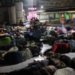 Migrantes en su mayoría venezolanos, duermen en plazas públicas la madrugada de este martes, en la ciudad de Tapachula, en el estado de Chiapas (México). EFE/Juan Manuel Blanco