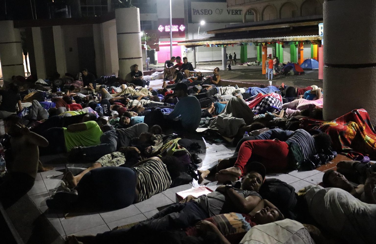 Migrantes en su mayoría venezolanos, duermen en plazas públicas la madrugada de este martes, en la ciudad de Tapachula, en el estado de Chiapas (México). EFE/Juan Manuel Blanco