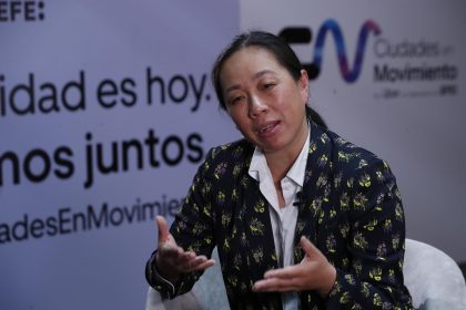 La directora de políticas públicas globales para ciudades y transporte en Uber, Shin-pey Tsay habla durante una entrevista con Efe, el 27 de septiembre de 2022, en Ciudad de México (México). EFE/Mario Guzmán