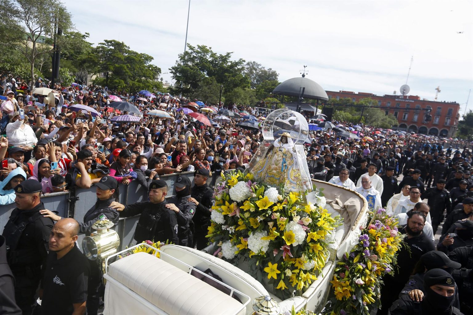 Feligreses participan hoy en la peregrinación de la Virgen de Zapopan, en el estado de Jalisco (México). EFE/Francisco Guasco