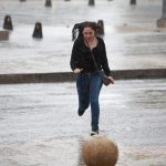 Fotografía de archivo de una mujer que camina bajo las intensas lluvias en Ciudad de México (México). EFE/Sáshenka Gutiérrez