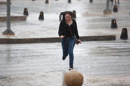 Fotografía de archivo de una mujer que camina bajo las intensas lluvias en Ciudad de México (México). EFE/Sáshenka Gutiérrez