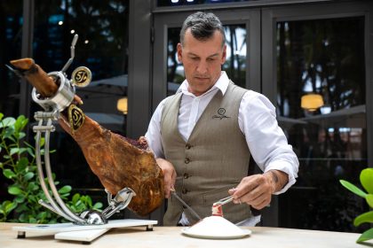 Fotografía cedida hoy por Cinco Jotas donde aparece el maestro cortador de jamones, Luis Osa, un vasco de Zumaya (España), mientras corta un jamón pata negra de la empresa. EFE/ Cinco Jotas SOLO USO EDITORIAL SOLO DISPONIBLE PARA ILUSTRAR LA NOTICIA QUE ACOMPAÑA (CRÉDITO OBLIGATORIO)